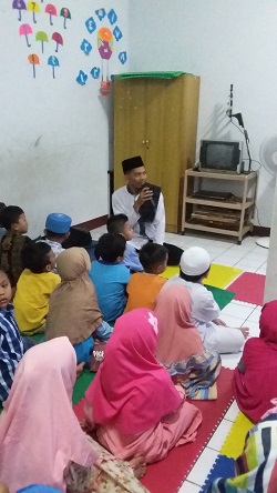 kegiatan bersama mendengarkan cerita islam