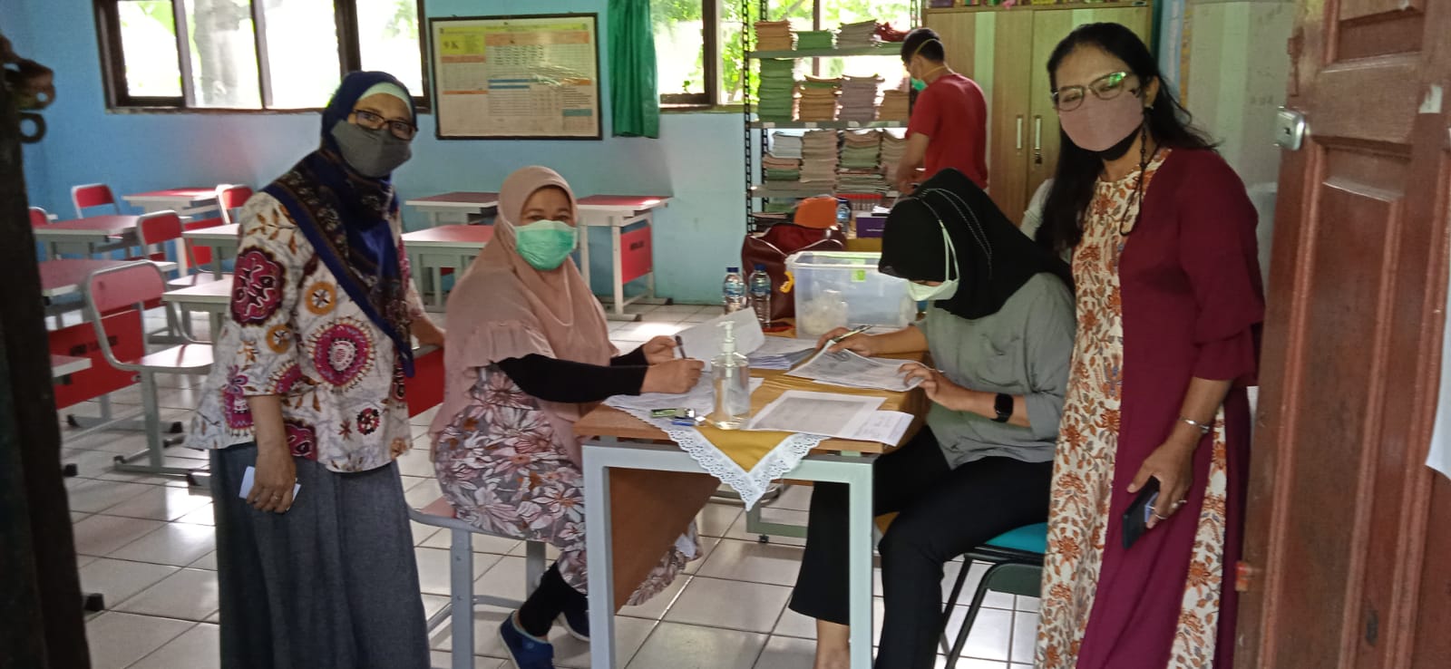Pelaksanaan PCR terhadap Peserta Didik Kelas 5 dan 6 SDN Jatiasih I oleh Puskesmas Jatiasih