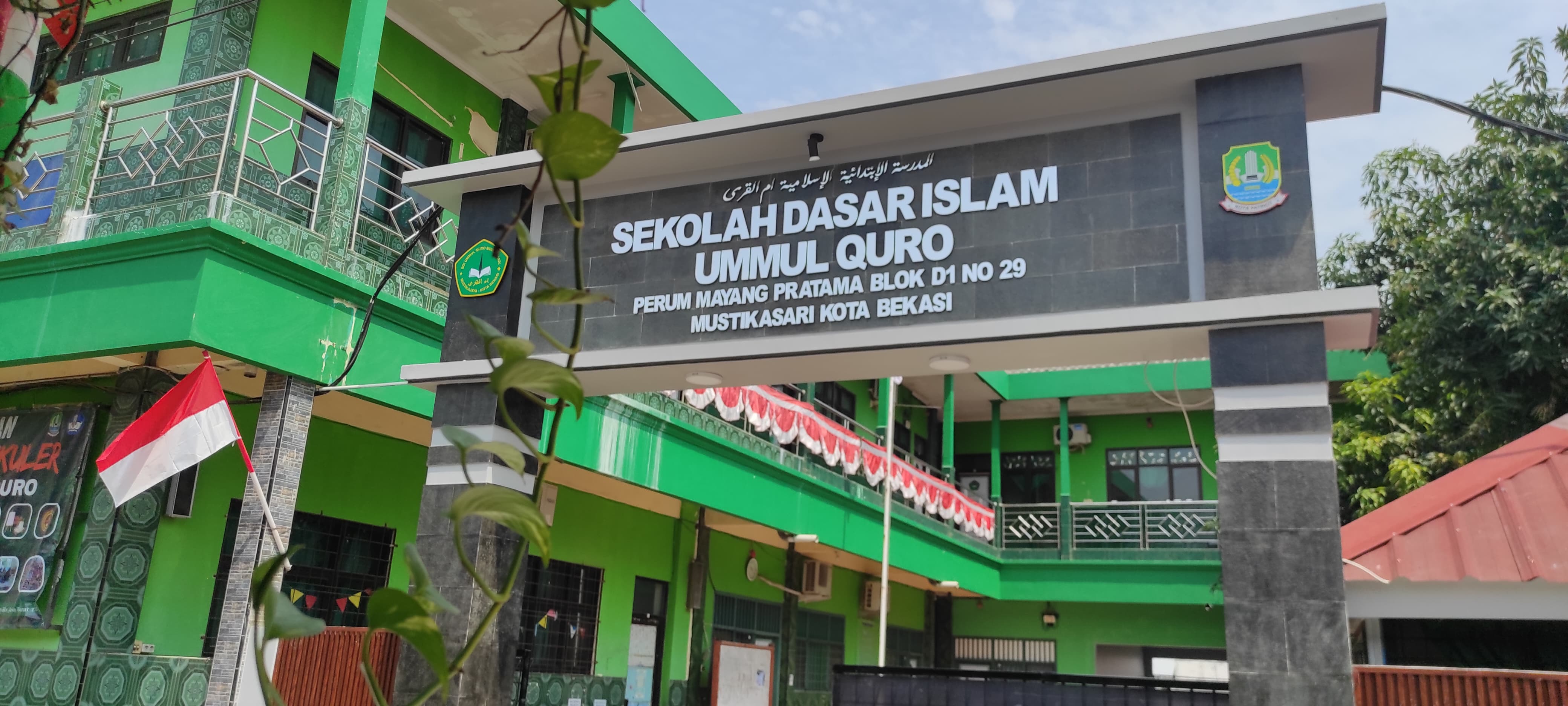 Gerbang depan SDIUMMULQURO BEKASI