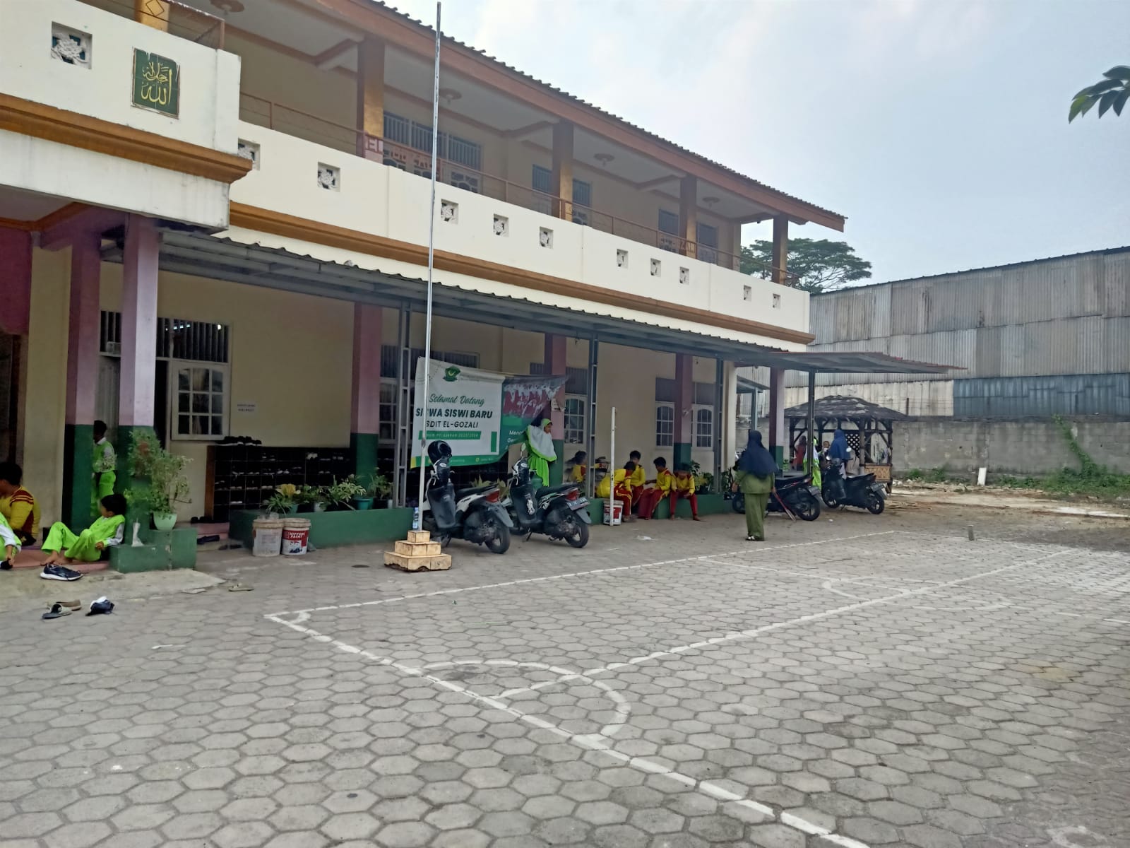 Halaman sekolah