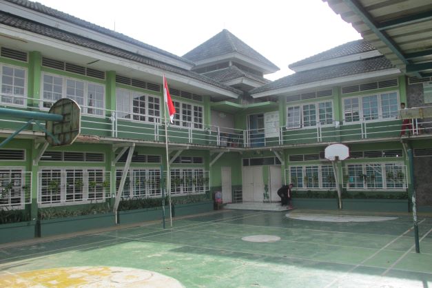 Foto halaman dam gedung sekolah